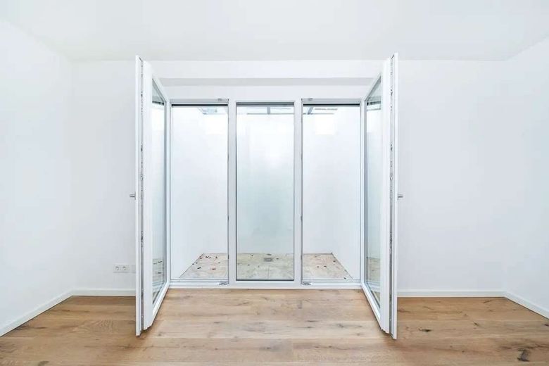 Moderne Garten- Maisonette mit außergewöhnlichen Lichthöfen – Schlafzimmer Lichthof