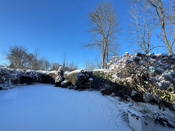 Pełen światła, starannie utrzymany dom jednorodzinny – Garten im Winter