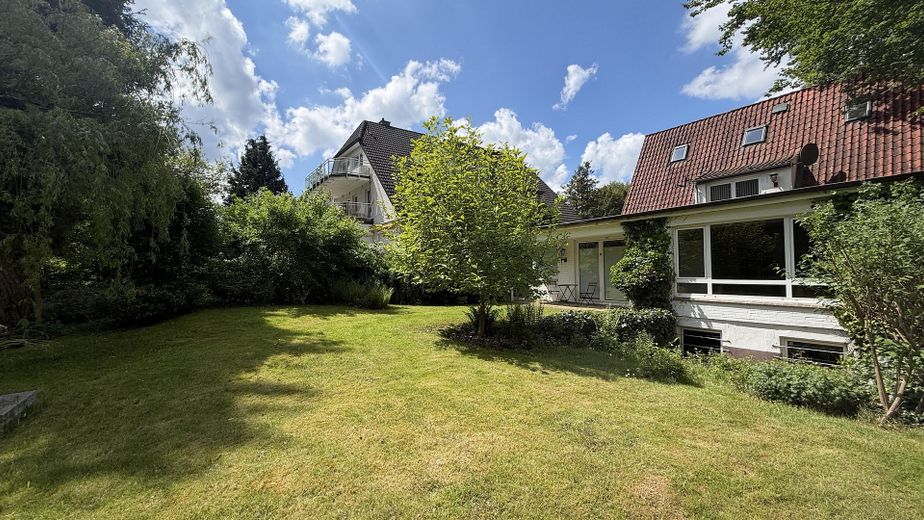 Attraente casa bifamiliare di nuova costruzione in posizione tranquilla e immersa nel verde a Niendorf – Das Grundstück