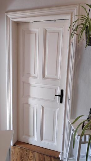 Helle, schöne und gepflegte Altbauwohnung mit Dielenfussboden und Einbauküche – Schöne Altbau Türen 