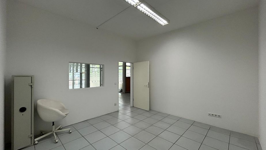 Commercio di automobili con capannone espositivo e superfici ufficio a Gelsenkirchen – Büro 2