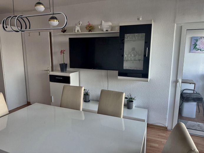 Yeni yenilenmiş 3 odalı kat mülkiyetli daire, 75 m², 7. kat, balkonlu, tamamen mobilyalı, 145.950 € – Wohnzimmer Medienwand