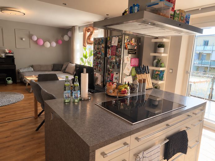 Ehrlich und provisionsfrei:  große 3-4 Zimmer Wohnung mit großzügigem Balkon & Stellplatz – Wohnküche_3