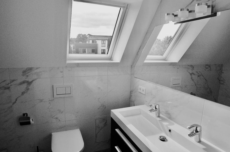 Traumhafte Doppelhaushälfte | Garten | Wallbox | klimatisiertes Dachstudio | 133 m2 | Köhlerberg – Duschbad