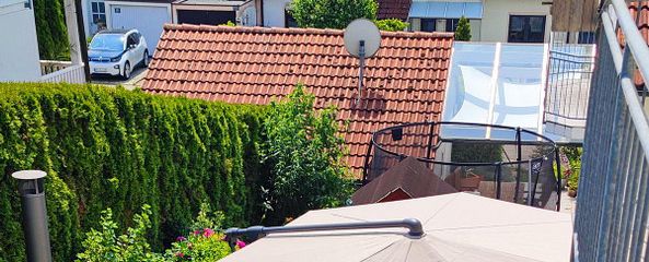 STRASSENABGEWANDTE TERRASSE