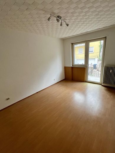 Freshly painted 3-room apartment with balcony at Burbacher Markt – commission-free – Zimmer 1 mit West Balkon