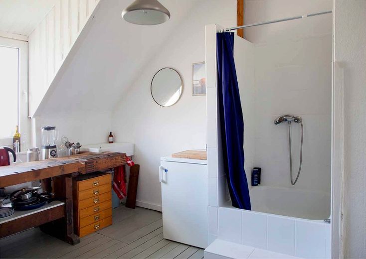 ALTBAU-CHARME! Einfach & günstig wohnen über den Dächern von Offenbach! – Küche / Dusche