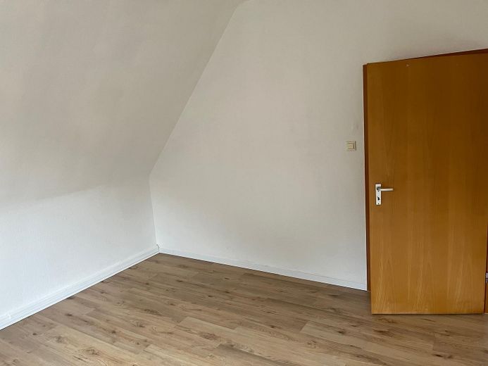 Gepflegte 2-Zimmer-Dachgeschosswohnung in Oberhausen – ab 01.11.2026 zu vermieten – Wohnzimmer