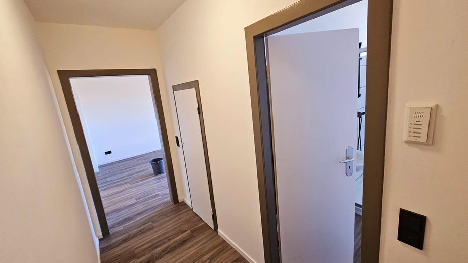 Kernsanierte 2 Zimmer Wohnung zu vermieten – Flur