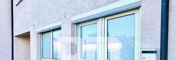 Ladeneinheit und Büro / Praxisfläche teilvermietet im Paket mit umfangreicher Ausstattung