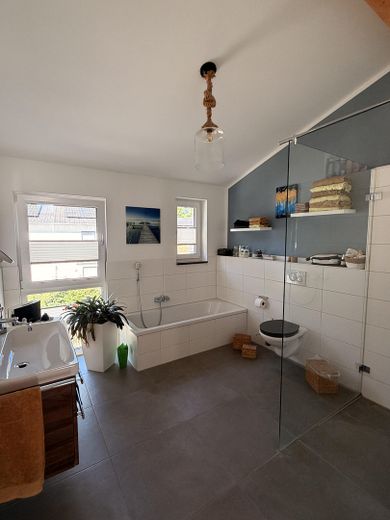 Großzügig wohnen - DHH in Waal – Badezimmer OG