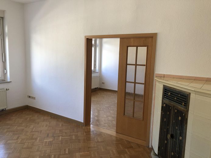 Neuwertige Wohnung mit vier Zimmern, Vollbad und EBK, Traumterrasse in Freiberg – Wohnzimmer 2 - Wohnzimmer 1