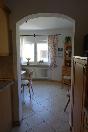 Blick Küche in den Essraum