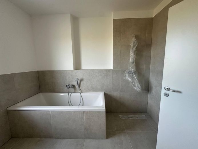 Neubau-Doppelhaushälfte (5 Zi.) mit Garten & Stellplatz – nur noch 1 verfügbar | nahe Berlin/Potsdam – Badezimmer
