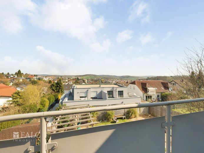 96 m² Wohnkomfort: Helle 4-Zimmer-Wohnung mit Balkon und Extras – Balkon