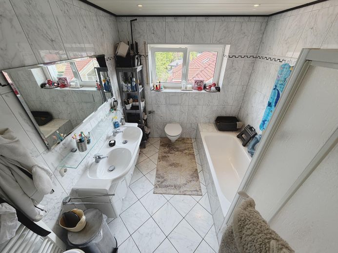 Appartement-galerie de 3 pièces avec deux loggias, balcon et vue dégagée sur Höchst. – Badezimmer