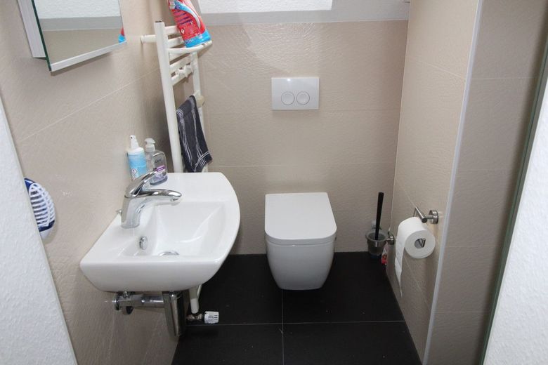 Apartment building in an excellent location with conservatory, 4 garages + building plot for 4 apartments – 9 - Gäste-WC