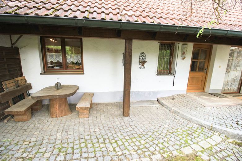 Familienfreundliches Einfamilienhaus in ruhiger Lage mit eingewachsenem Garten und Ausbaureserve – Hauseingang