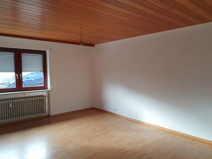Gemütl. 3-Zi-EG-Whg., Du, WC, Terrasse, Garage, ab 01.05.24 Herbrechtingen-Anhausen zu vermieten – Teilansicht Wohnzimmer
