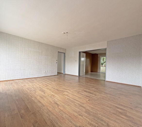 ¡Su proyecto de renovación en Friesenheim: 3 habitaciones con balcón en una ubicación tranquila! – Wohnzimmer