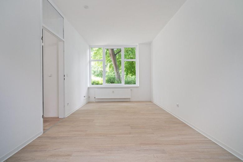 Bezugsfertige 2 Raumwohnung mit optimalem Grundriss am Wall in Greifswalder Innenstadt – Schlafzimmer mit Wallblick