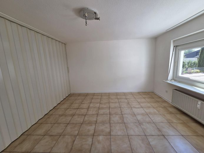Contwig 2 Zimmer inkl. Küchenzeile und Badezimmer – Wohn/Esszimmer, rechte Seite