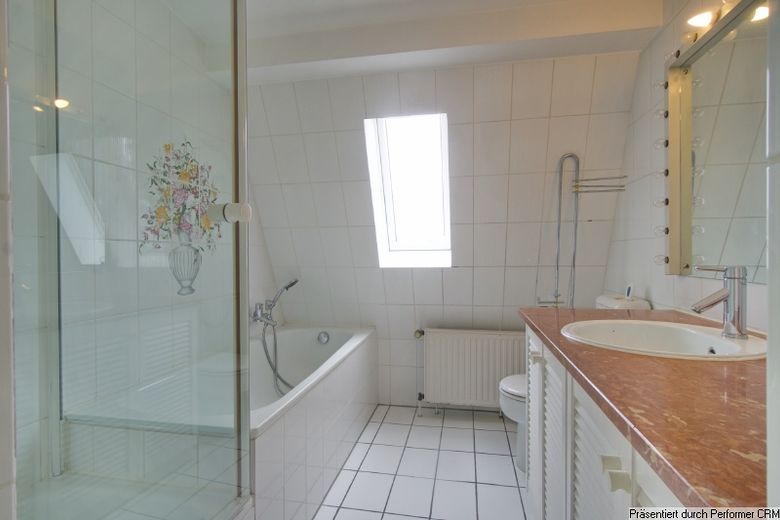Im Herzen von Düsseldorf Oberkassel: Großzügige, möblierte 2-Zimmer-Wohnung im 5. OG mit Aufzug – 24d5b86dc8ce1887a1a38e9d4920faff03b9285a.jpg