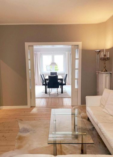 Möbliert wohnen in Schwachhausen: 3 Zimmer, eigener Garten, 1.700 € all-inclusive – Wohnzimmer Richtung Esszimmer