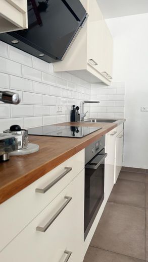 Modernes Townhouse am Rheinauer See – 5,5 Zimmer, 2 Terrassen, Garage & Top-Ausstattung – Küche, Bild 2