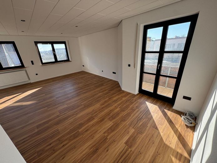 Hepberg’in merkezi konumunda geniş, kapsamlı şekilde yenilenmiş 3 odalı, 1. kat dairesi + 2 balkon – Wohnzimmer/Essbereich/Balkon