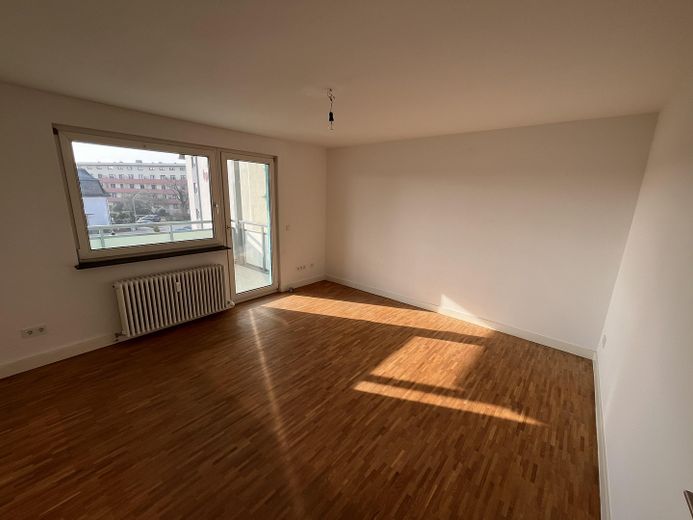 Modernisierte, helle 2-Zimmer-Wohnung mit Wohnküche – Wohnzimmer