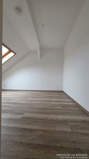 3-Zimmer-Dachgeschoss-Wohnung mit EINBAUKÜCHE in Zwickaus Nordvorstadt an KAPITALANLEGER zu verkaufen! – Schlafen