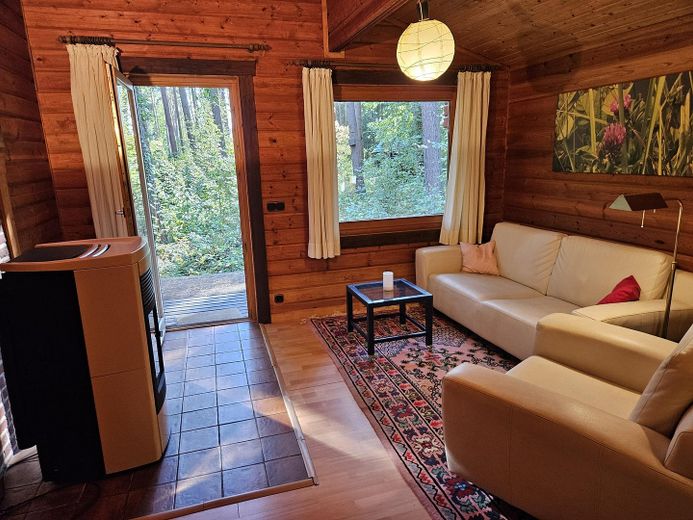 Deux maisons en rondins dans la forêt, location de vacances et habitation dans la réserve de biosphère de l’Elbtalaue – Wohnbereich rotes Haus