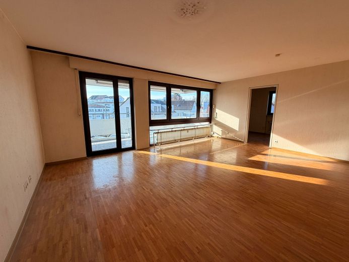 Sofort verfügbar: Gepflegte 3-Zimmer-Wohnung mit Tiefgarage & großem Südwestbalkon in gefragter Lage – Wohnzimmer