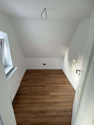 Wohnen wie im Eigenheim: 4,5-Raum-Maisonette im 2-FH, Garten, Erstbezug, Energiesparhaus – Ankleidezimmer