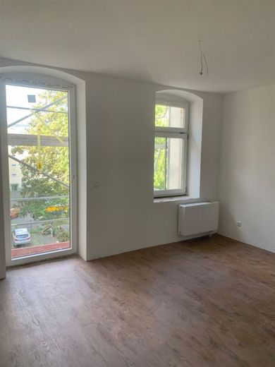 Zweitbezug nach San.! Große3-Zi. mit Einbauküche, Laminat, Lift, Balkon und Wanne! – Schlafzimmer