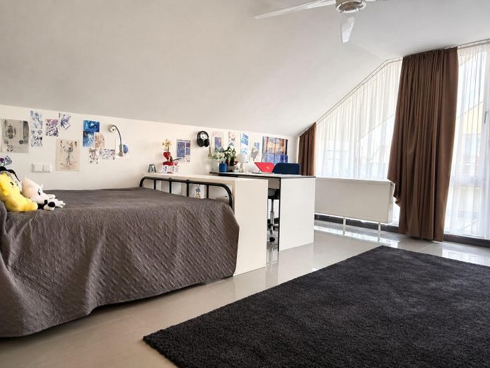 Modernisiertes Zweifamilienhaus mit zusätzlichem Wohnbereich – Schlafzimmer DG