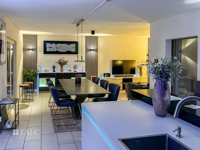 Modernes Familienglück mit großem Garten, Wintergarten &amp; Ausbaupotenzial – Esszimmer am Abend