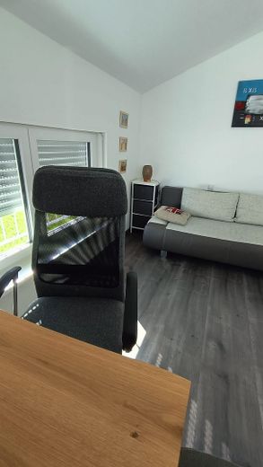 Provisionsfreies Einfamilienhaus (Baujahr 2024) mit PV-Anlage – Option auf 1,87% Kreditübernahme – Kind