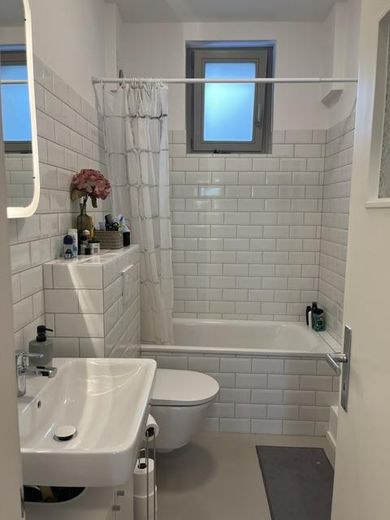 TOPLAGE ! Helle, sanierte 2-Zimmer Wohnung mit Mainblick – Badezimmer