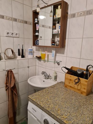 Schöne 3-Zimmer Wohnung in Top-Lage mit Balkon und PKW-Stellplatz, Eigennutzung o. Kapitalanlage! – Bad