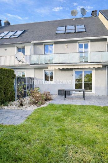 *Liebenswertes Reihenmittelhaus in Helmbrechts - Ihr neues Zuhause mit Weitblick* – Ansicht Rückseite Gesamt mit Terasse und Balkon