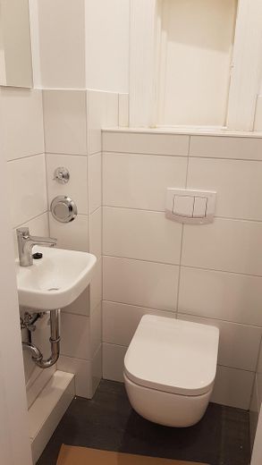 Winterhude, Fahrradstrasse, hell, kernsaniert,  WG-geeignet, kompl. Wohn-Küche, frei 1.10.2026 – Separates WC