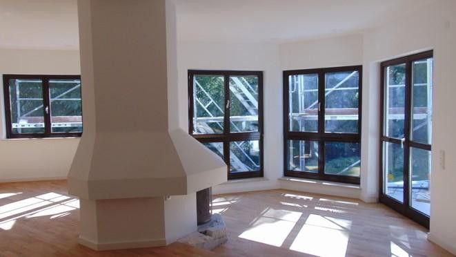 Traumvilla am See mit Einliegerwohnung – Kamin im Wohnzimmer