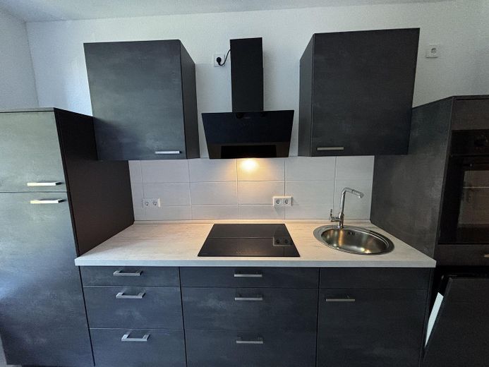 Luminoso appartamento di 3 locali con ascensore, nuova cucina componibile e bagno rinnovato – Küche und Arbeitsbereich