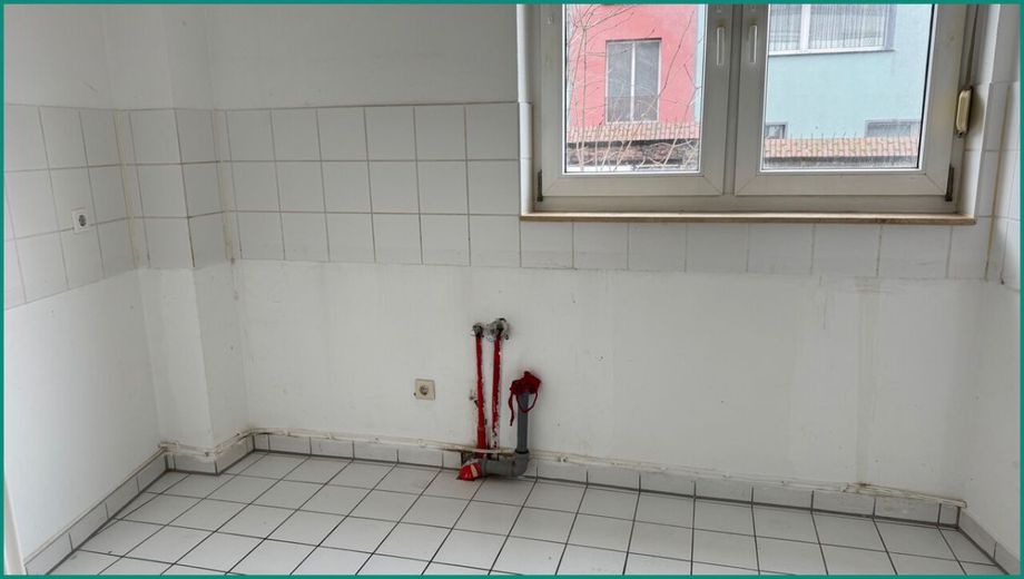 DREIFAMILIENHAUS IM STADTZENTRUM VON REMSCHEID - 2 WOHNEINHEITEN VERMIETET - MÖGLICHKEIT ZUM EIGENNUTZ – Platz in der Küche der Wohnung im Erdgeschoss ist genügend vorhanden