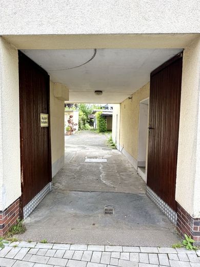 CITYHOUSE: In Top-Lage von Brauweiler! Einfamilienhaus mit großem Grundstück und viel Potenzial! – Einfahrt