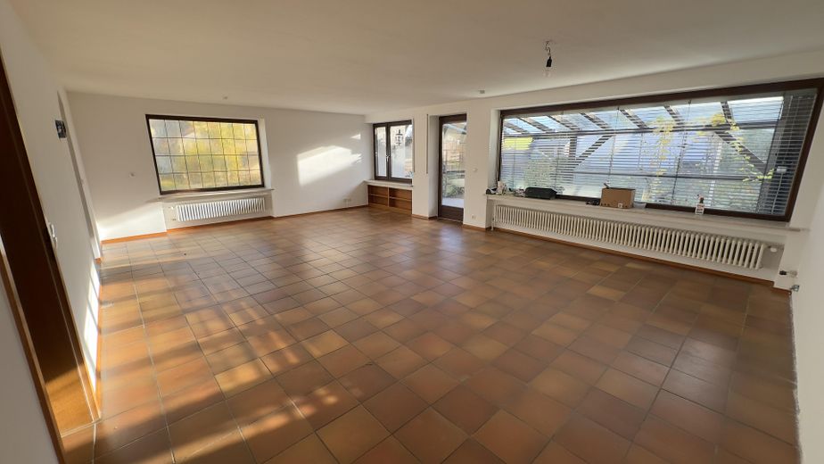 Großzügiges Einfamilienhaus mit traumhaftem Garten zu verkaufen – Wohnzimmer