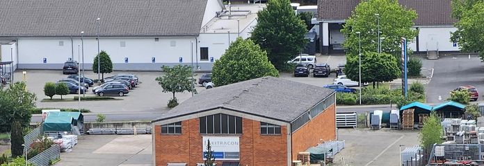 Capannone per officina/produzione con carroponte + piazzale recintato (2.200 m²) – senza provvigioni, Untermain – Ansicht Halle & Freifläche