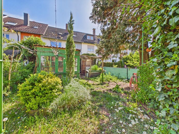 Edles Reihenmittelhaus in gepflegter Umgebung – Garten Hausrückseite